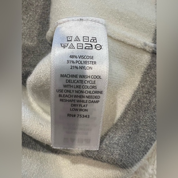 Max Studio Women’s Size 1X Sweater Gray with White Banding Super Soft! - Picture 6 of 6